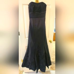 Black evening gown. Strapless tulip dress.